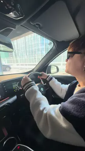 年収300万だけど高級車のTikTok投稿