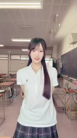 初瑠々(うらら)のTikTok投稿