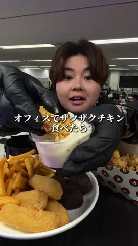 オフィスで大食い会社員👔のTikTok投稿