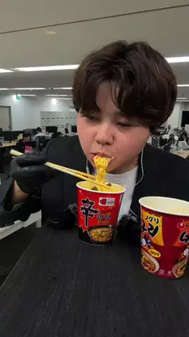 オフィスで大食い会社員👔のTikTok投稿
