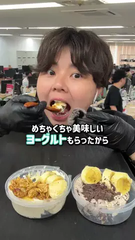 オフィスで大食い会社員👔のTikTok投稿