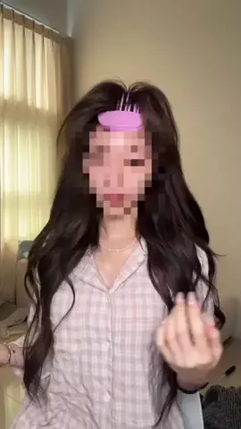 さな美容部員のTikTok投稿