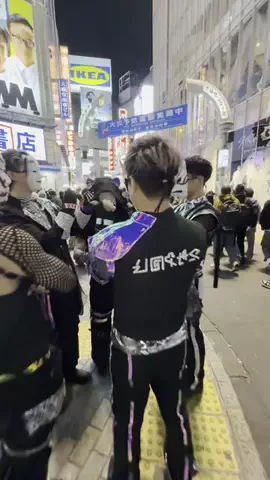 1000投稿目に何か起こる謎のお面集団のTikTok投稿