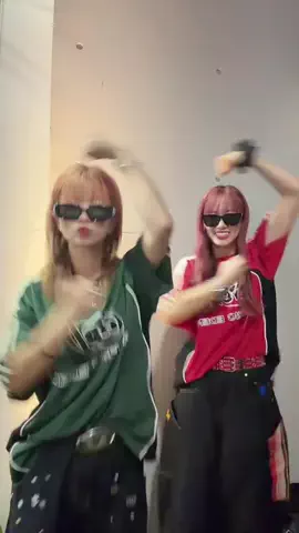 まじっくあわー🦋💎のTikTok PR投稿：私たちはなんの動物のポーズしているでしょうか？🐶🐱…