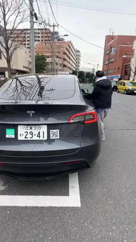 年収300万だけど高級車のTikTok投稿
