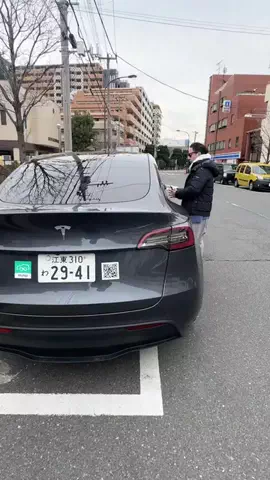 年収300万だけど高級車のTikTok投稿