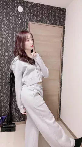🤍 SATOMI 𓂃𓈒𓂂のTikTok PR投稿：GUの パフスウェット😆🩶 グレーかわちい🤍🩶 157cm 45kg …