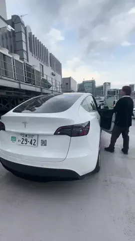 年収300万だけど高級車のTikTok投稿