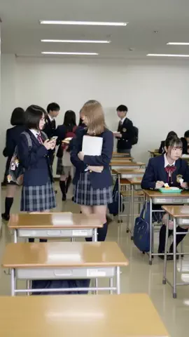 思春期の葛藤のTikTok PR投稿：ぼっち飯って可哀想なこと？ #ショートドラマ #knowunity #pr 
