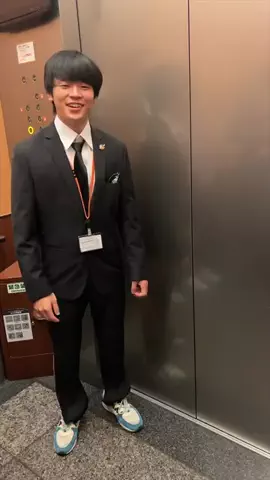 Lincoln WrightのTikTok PR投稿：#んでもないスーツでKDDI本社に乗り込んでみた#au #ytff #PR #…