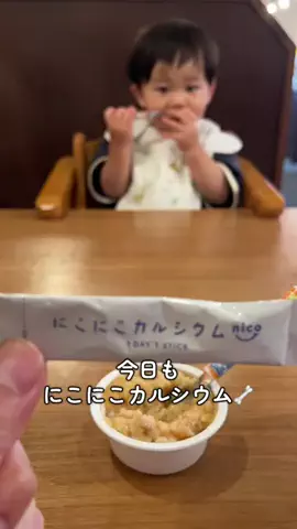 赤ちゃんとウルトラマンの戯れのTikTok投稿
