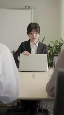 笑うポーカーフェイスのTikTok投稿