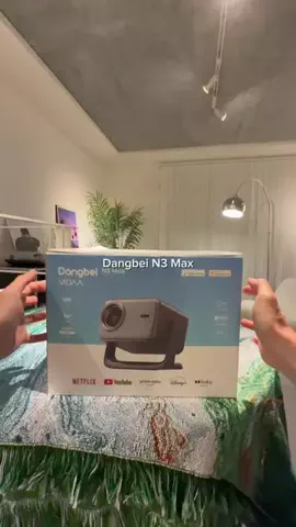 こたろのTikTok PR投稿：Dangbei N3 Maxのプロジェクターゲット🕺🏻 映像綺麗だし自…
