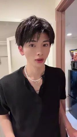 河村叶翔  (かわむらかなと)のTikTok PR投稿：このサーマルとスニーカー黒でかわちこい @あるふれっど…
