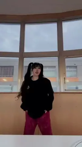 妃のTikTok投稿