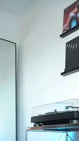 ICHi｜モノトーン部屋のTikTok投稿