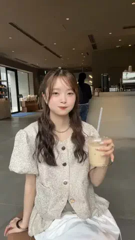 momokagoshimaのTikTok PR投稿：可愛いジャケット着てカフェ行ったよ☕️♡ #mystic#pr