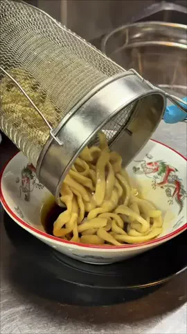らぁ麺が好きすぎる人(ゆうき)🍜のTikTok PR投稿：さすがにこれは安すぎる。 大阪No.1極太麺油そばがうます…