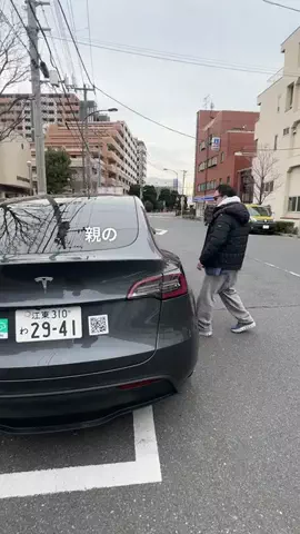 年収300万だけど高級車のTikTok投稿