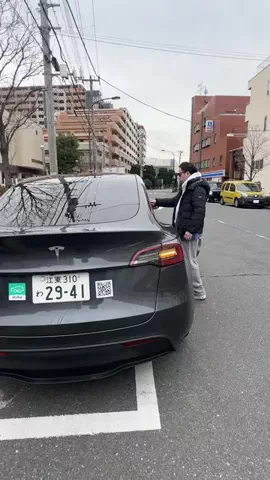年収300万だけど高級車のTikTok投稿