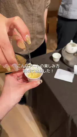 美術館で現実逃避するOLのTikTok投稿