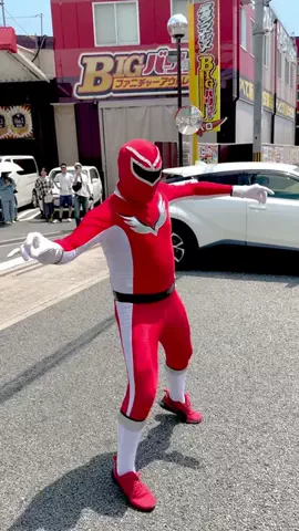 踊る赤レンジャーのTikTok投稿