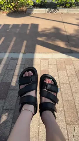 依田華澄のTikTok PR投稿：ネイルも見えるかわいいサンダル( ◜ᴗ◝ )ꔛ‬♡ レザレ…