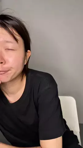 ヘアメイク事務所に勤務する女子の日常のTikTok投稿