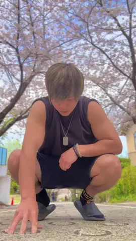 無重力のまさと🧑‍🚀❤️‍🔥ギフトスター参戦🐻のTikTok PR投稿：桜とバク宙🌸 通行人のお姉さんも拍手してくれてた👏 #…