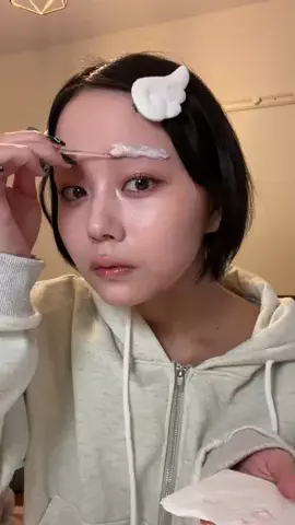新実はなりのTikTok PR投稿：眉毛脱色するだけで顔色明るく見えてびっくり(⊙⊙) #PR #…