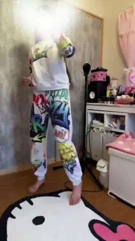 ありさkitty🩷車は部屋のTikTok投稿
