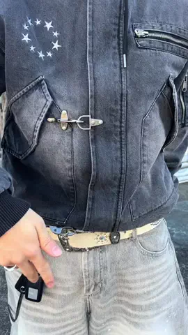 田舎の黒服学生のTikTok投稿