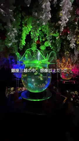 美術館で現実逃避するOLのTikTok投稿