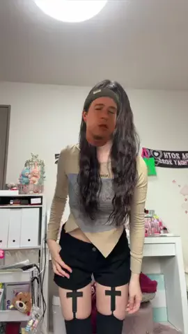 ももかのTikTok PR投稿：この十字架のニーハイかわいい🖤 コーデのアクセントに…